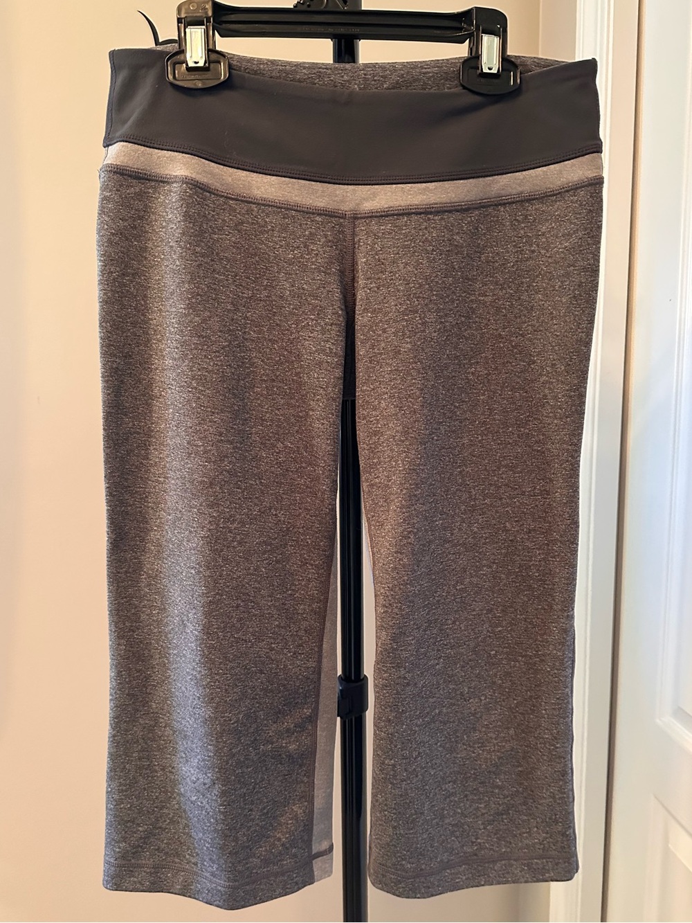 Lululemon athletica Gray Capri Leggings sz 6